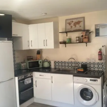 Apartment Meadowview Apt B -2 Mins Walk Carrigaline Town -Sleeps 4 - 2 Adults And 2 Kids Carrigaline