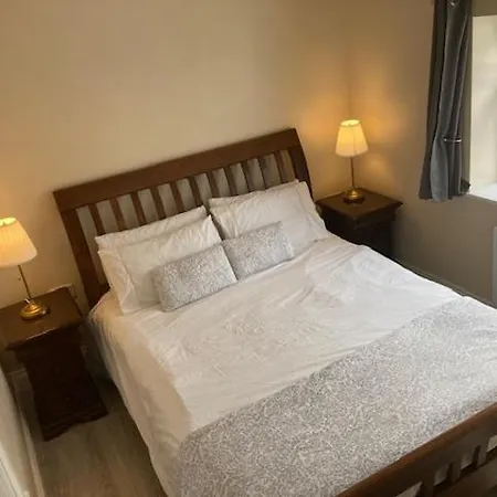 Apartment Meadowview Apt B -2 Mins Walk Carrigaline Town -Sleeps 4 - 2 Adults And 2 Kids *