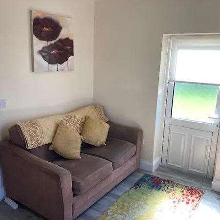 Meadowview Apt B -2 Mins Walk Carrigaline Town -Sleeps 4 - 2 Adults And 2 Kids Apartment Carrigaline
