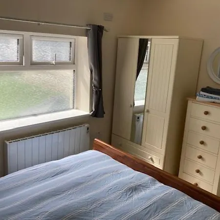 Apartment Meadowview Apt B -2 Mins Walk Carrigaline Town -Sleeps 4 - 2 Adults And 2 Kids *