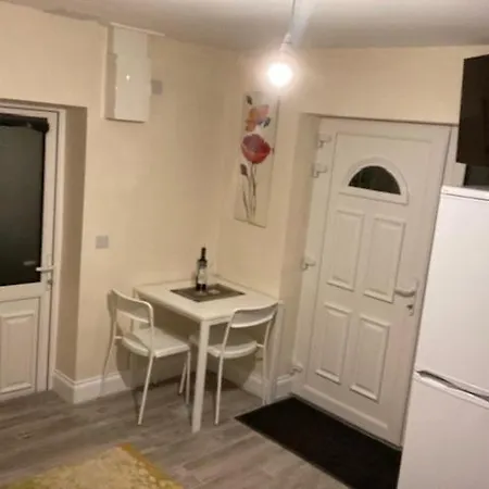 Meadowview Apt B -2 Mins Walk Carrigaline Town -Sleeps 4 - 2 Adults And 2 Kids *