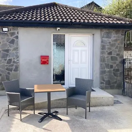 Meadowview Apt B -2 Mins Walk Carrigaline Town -Sleeps 4 - 2 Adults And 2 Kids Apartment