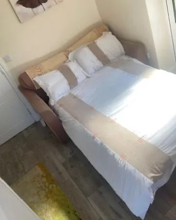 Apartment Meadowview Apt B -2 Mins Walk Carrigaline Town -Sleeps 4 - 2 Adults And 2 Kids