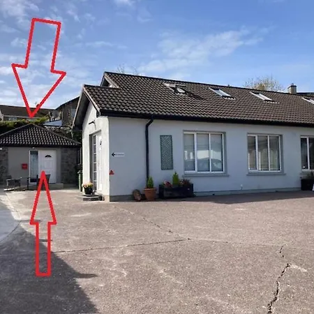 Apartment Meadowview Apt B -2 Mins Walk Carrigaline Town -Sleeps 4 - 2 Adults And 2 Kids *