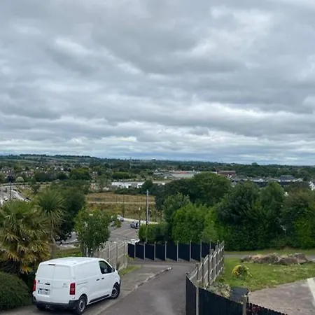 Meadowview Apt B -2 Mins Walk Carrigaline Town -Sleeps 4 - 2 Adults And 2 Kids Apartment