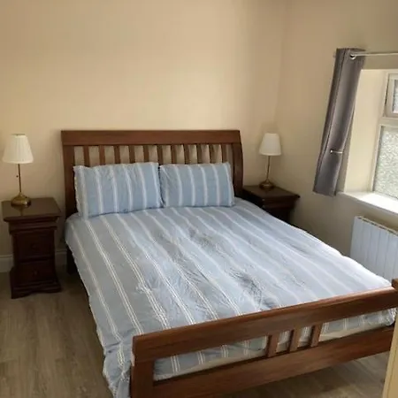 Apartment Meadowview Apt B -2 Mins Walk Carrigaline Town -Sleeps 4 - 2 Adults And 2 Kids Carrigaline