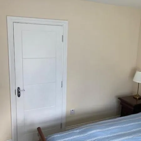 Apartment Meadowview Apt B -2 Mins Walk Carrigaline Town -Sleeps 4 - 2 Adults And 2 Kids *