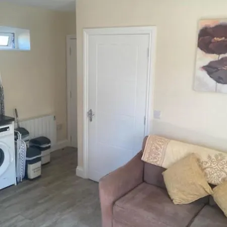 Meadowview Apt B -2 Mins Walk Carrigaline Town -Sleeps 4 - 2 Adults And 2 Kids Apartment *