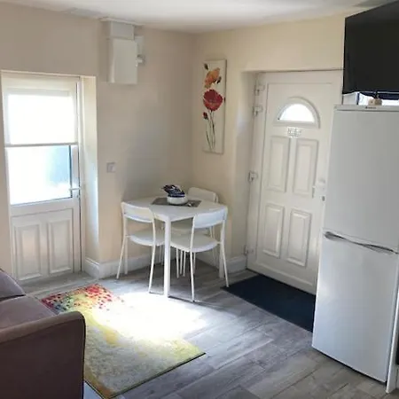 Meadowview Apt B -2 Mins Walk Carrigaline Town -Sleeps 4 - 2 Adults And 2 Kids * Carrigaline