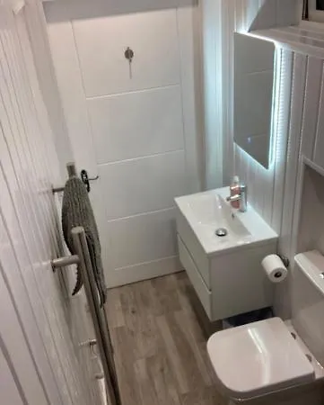 Meadowview Apt B -2 Mins Walk Carrigaline Town -Sleeps 4 - 2 Adults And 2 Kids
