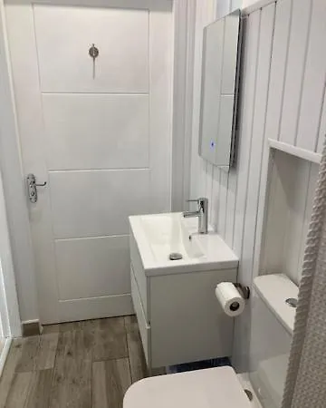 Apartment Meadowview Apt B -2 Mins Walk Carrigaline Town -Sleeps 4 - 2 Adults And 2 Kids Carrigaline