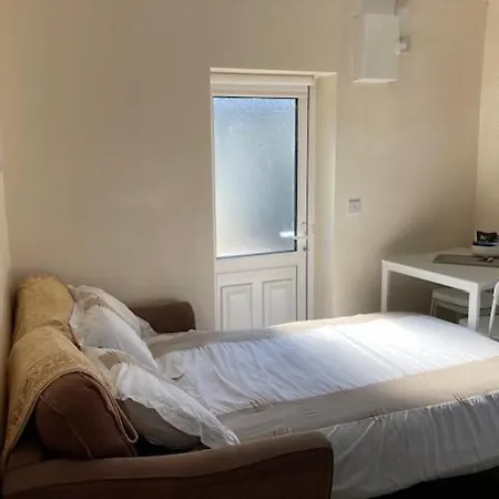 Meadowview Apt B -2 Mins Walk Carrigaline Town -Sleeps 4 - 2 Adults And 2 Kids * Carrigaline
